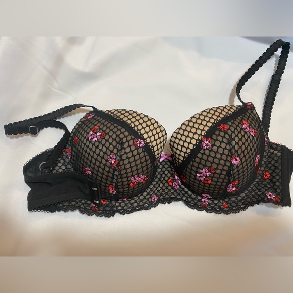 VS bras worn once or new, one is with tags the rest are without tags. - Picture 7 of 7